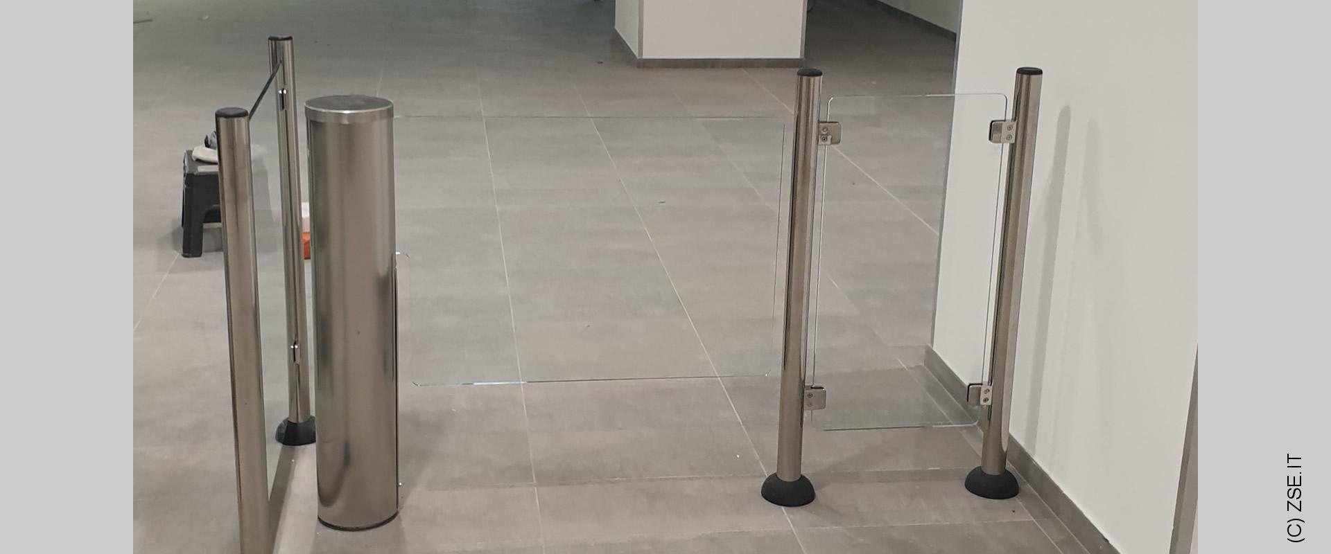 Elegante Portello Automatico con anta in Vetro per Aziende